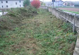 Il rio di scolo che costeggia la strada in farzione San Quintino dopo la pulizia 